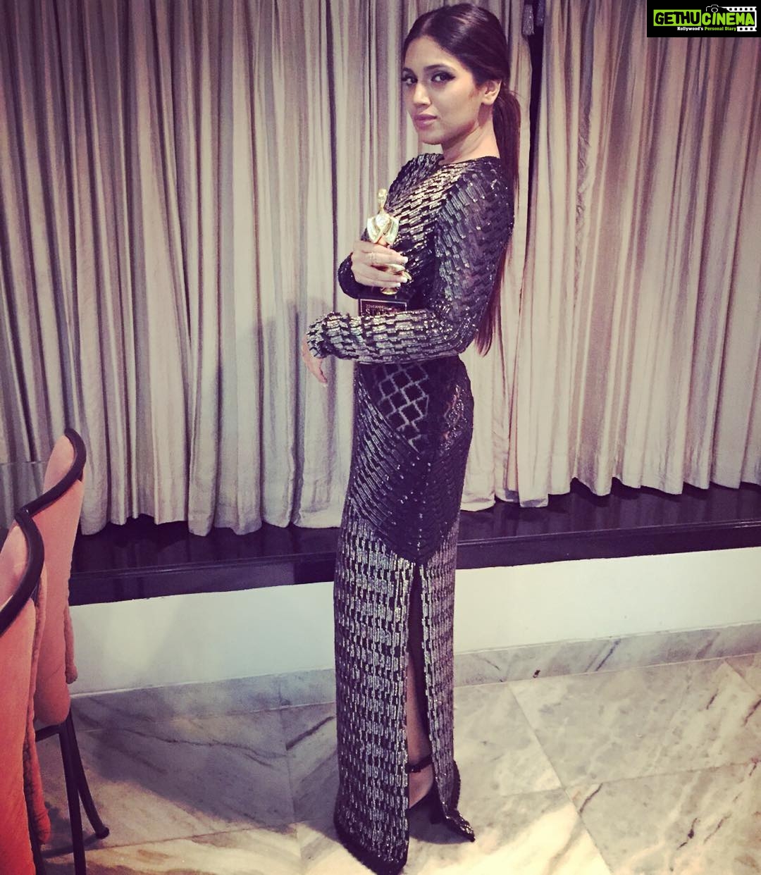 Bhumi Pednekar Instagram - Big one for #Dumlagakehaisha.Our film won 4 tonight at the #starscreenawards2016 💃💥 .Thank you screen 😘This is a big one #sharathkataria #mostpromisingactorfemale Styled by my lovely @shainanath makeup @neerajnavare.makeupartist hair @mr.evrus ❤️❤️❤️