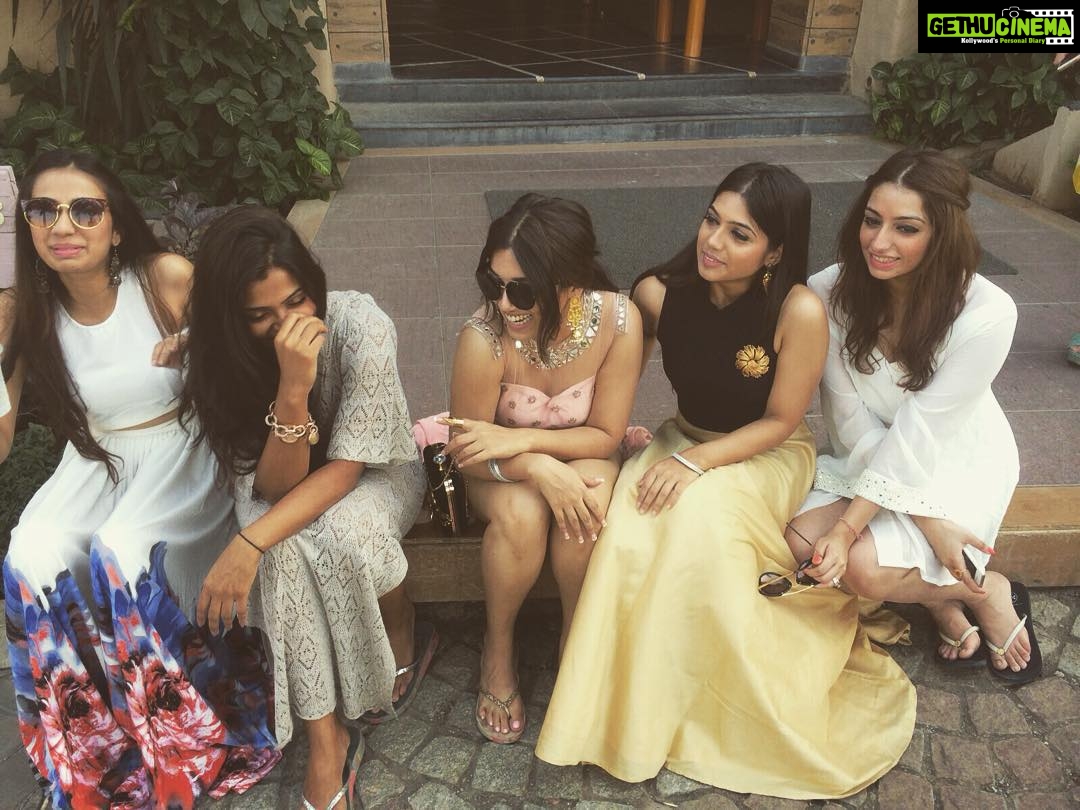 Bhumi Pednekar Instagram - With the peeps..My pretty happy girls #Dimshaykishaadi #dimshay ❤️