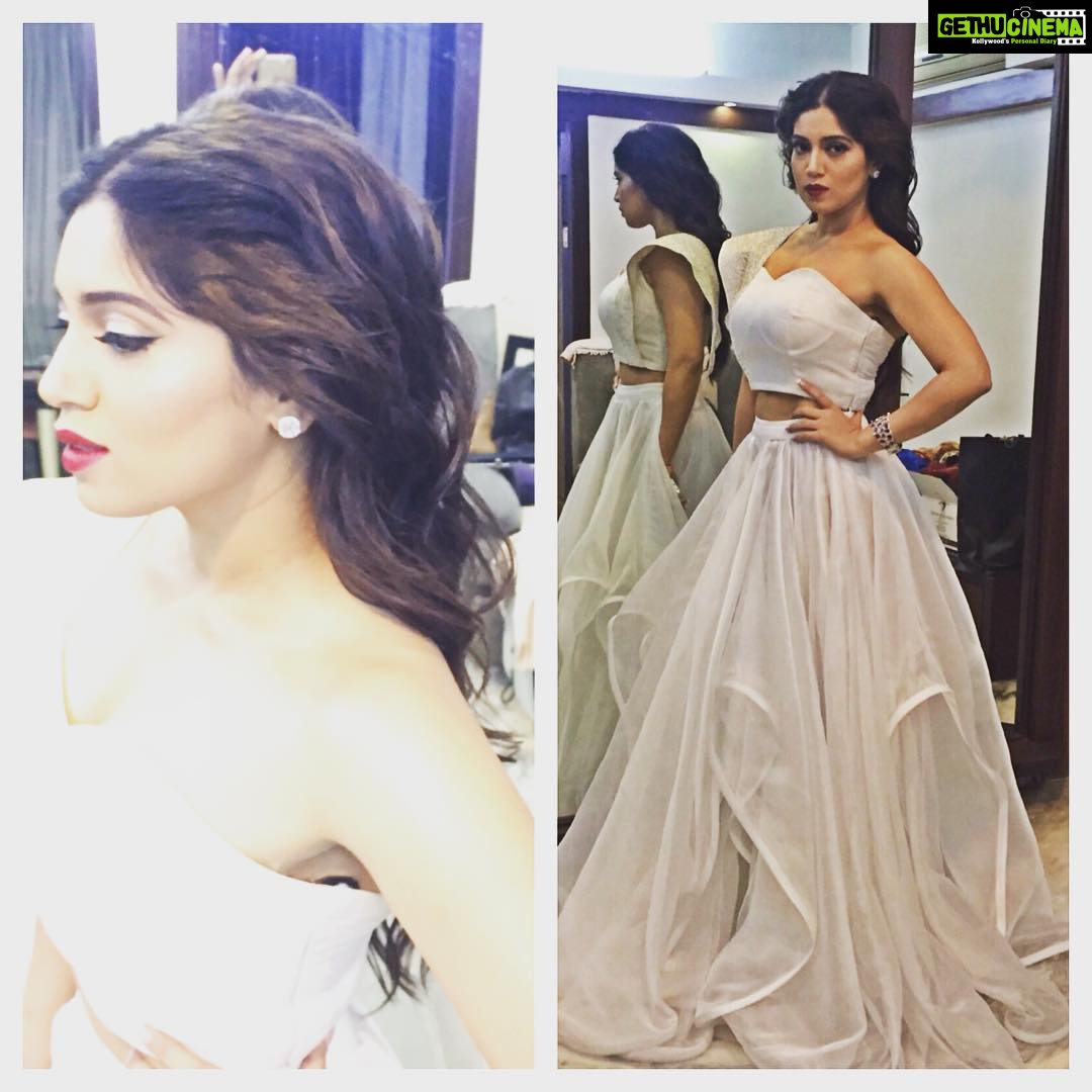 Bhumi Pednekar Instagram - Feel pretty...All dressed for the #bigstarentertainmentawards ...Super excited Styled by the amazing @shainanath ,makeup by @neerajnavare.makeupartist hair by @mr.evrus ❤️❤️