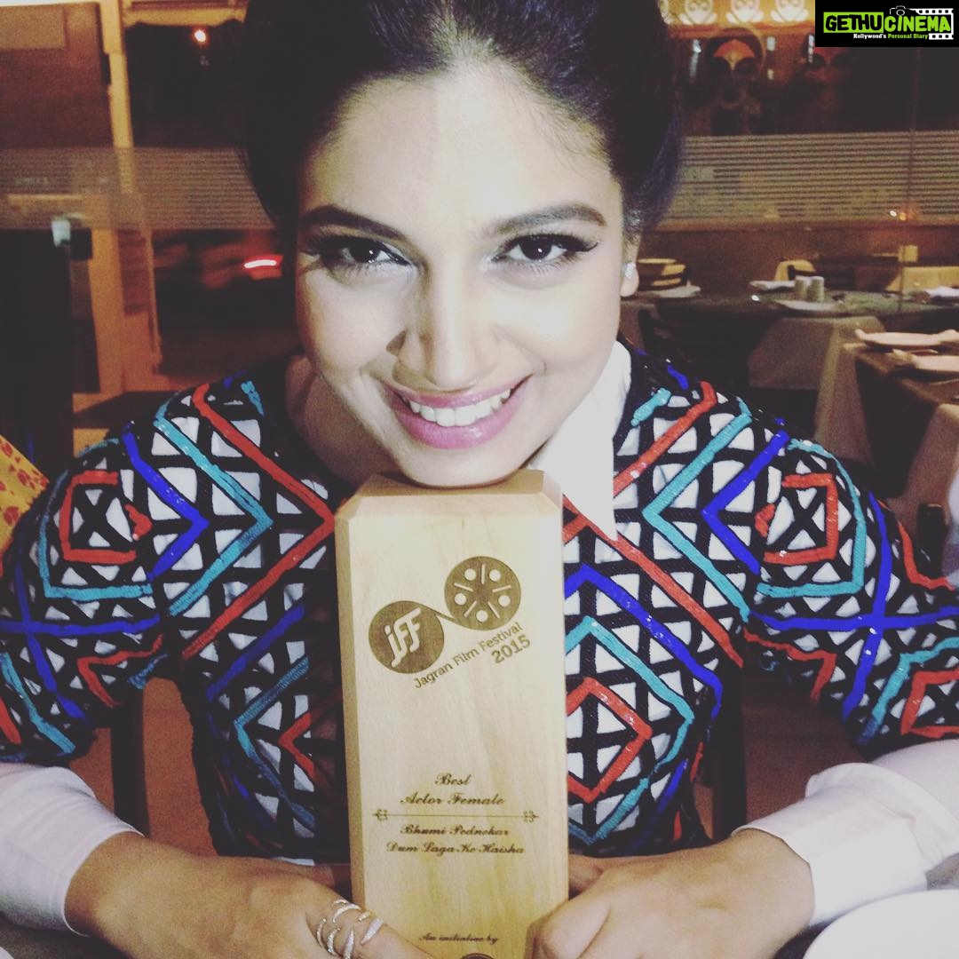 Bhumi Pednekar Instagram - Thank you Jagran Film Festival for this honour.My 1st award in India for #dumlagakehaisha.This one will be special. #jagranfilmfestival #gratitude #dlkh #happyface