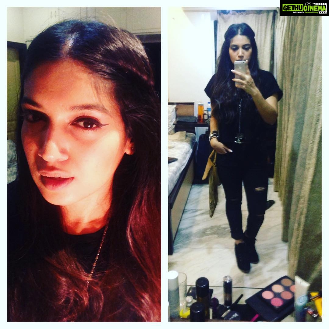 Bhumi Pednekar Instagram - Watching Dlkh again tonight with my ever so fav director #sharatkatariya #friyay #happyface #dlkh