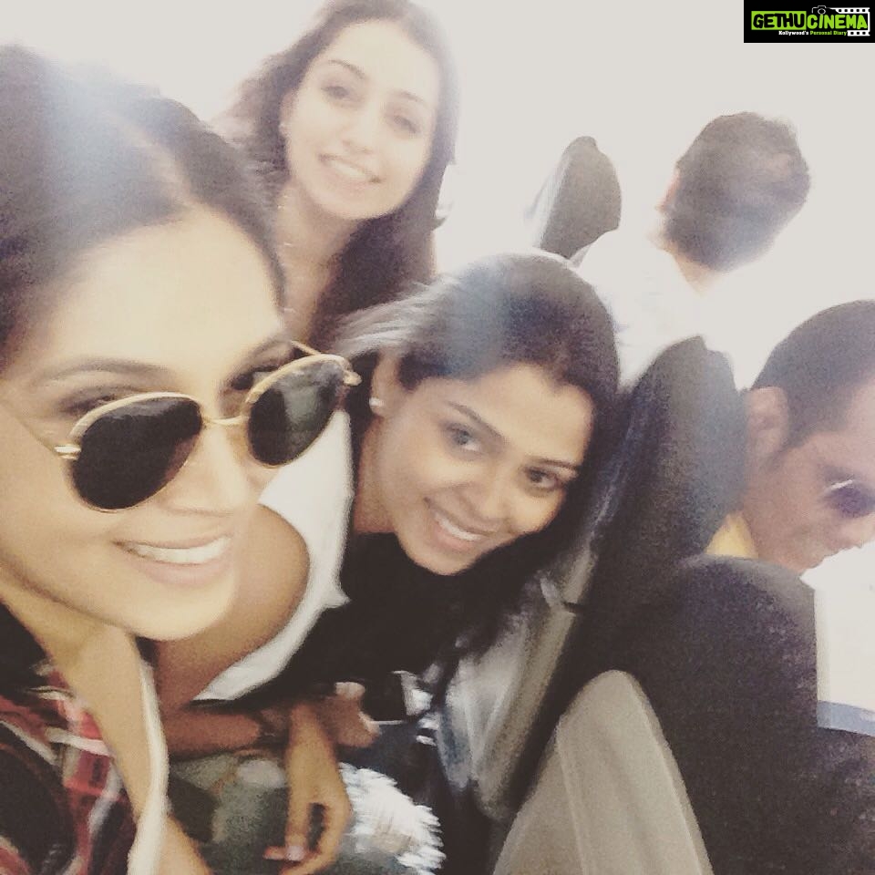 Bhumi Pednekar Instagram - And it begins..happy travellers..#goa#girlsjustwannahabefun#mybae#happyfaces#vibing