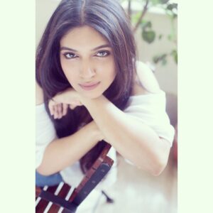 Bhumi Pednekar Instagram - Poser ;) #yaysunday#iloveposing#happyfaces#sundayvibing @dustyfloorsolddoors ❤