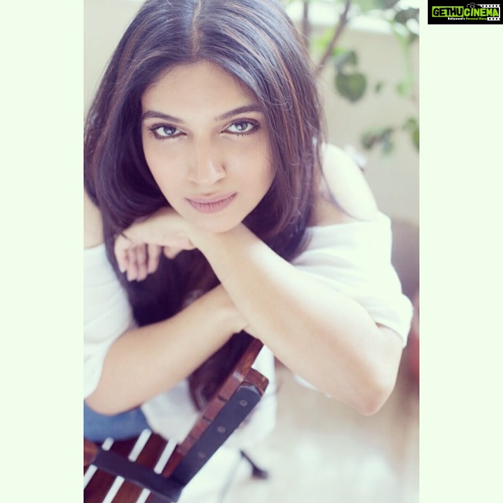 Bhumi Pednekar Instagram - Poser ;) #yaysunday#iloveposing#happyfaces#sundayvibing @dustyfloorsolddoors ❤