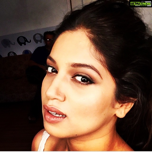 Bhumi Pednekar Instagram - Click click click..happy day..thank you guys #work#click#makeupbyneerajnavare#hairbysanky#happyhair#dolledup#vibing