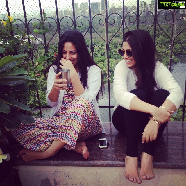Bhumi Pednekar Instagram - Chill sun-fun day.. Rains and the peeps ❤️👑🌂