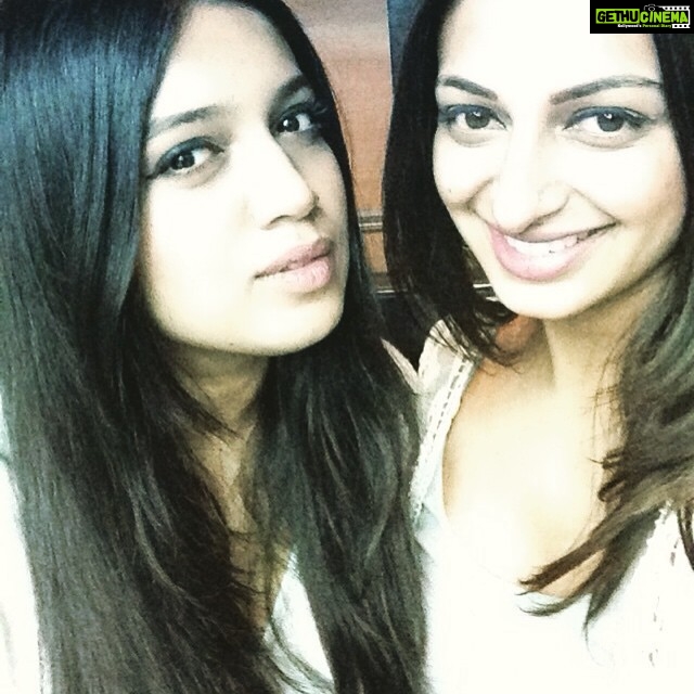Bhumi Pednekar Instagram - Smiles and smiles.. Happy Monday.. #workout#work#shopping#chillinlikeavillian