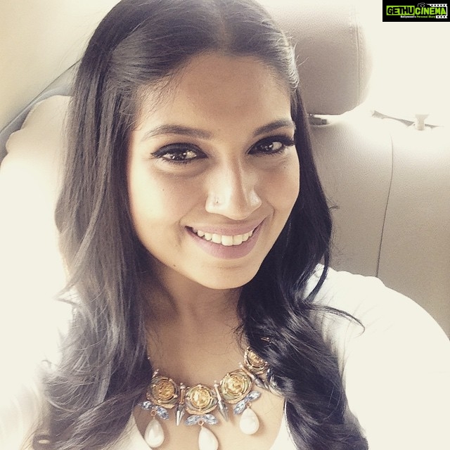 Bhumi Pednekar Instagram - All about town.. #dumlagakehaisha#radio#love#yashrajfilms#bigsmile