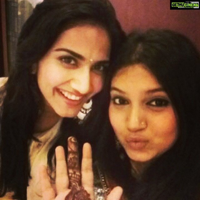 Bhumi Pednekar Instagram - @_vaanikapoor_ ...#tbt#eid2012#fun#love#friends#family#mehendi#letsgetfestive