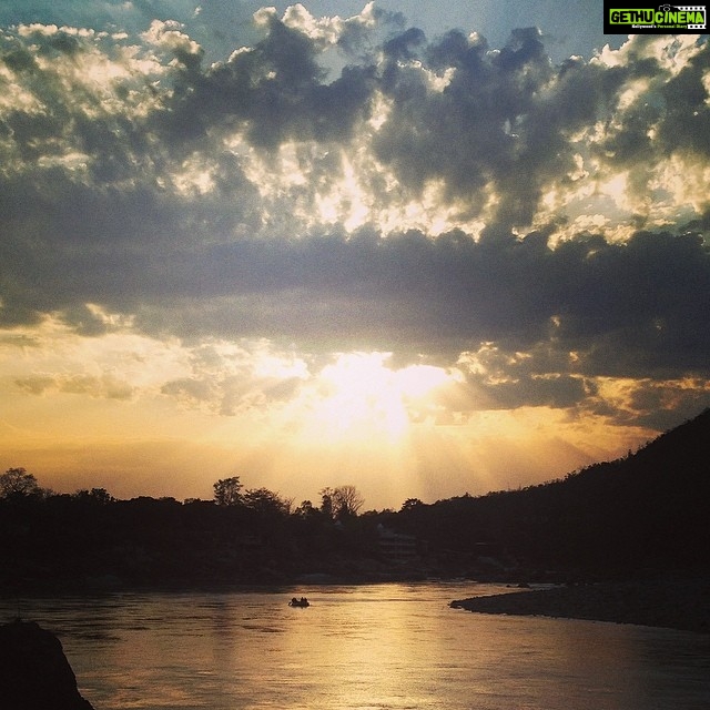 Bhumi Pednekar Instagram - Our world...all beautiful and nice#rishikesh #dumlagaakehaisha #sunset#clouds#dreamy#dreamer#peace#love#ganga