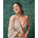 Bhumi Pednekar Instagram - 💥 #HappyDiwali . . . . Wearing @sawangandhiofficial Jewellery @karishma.joolry Styled by @pranita.abhi Hair @the.mad.hair.scientist Makeup me :) Clicked by @haranish.hrf @melomaniacc