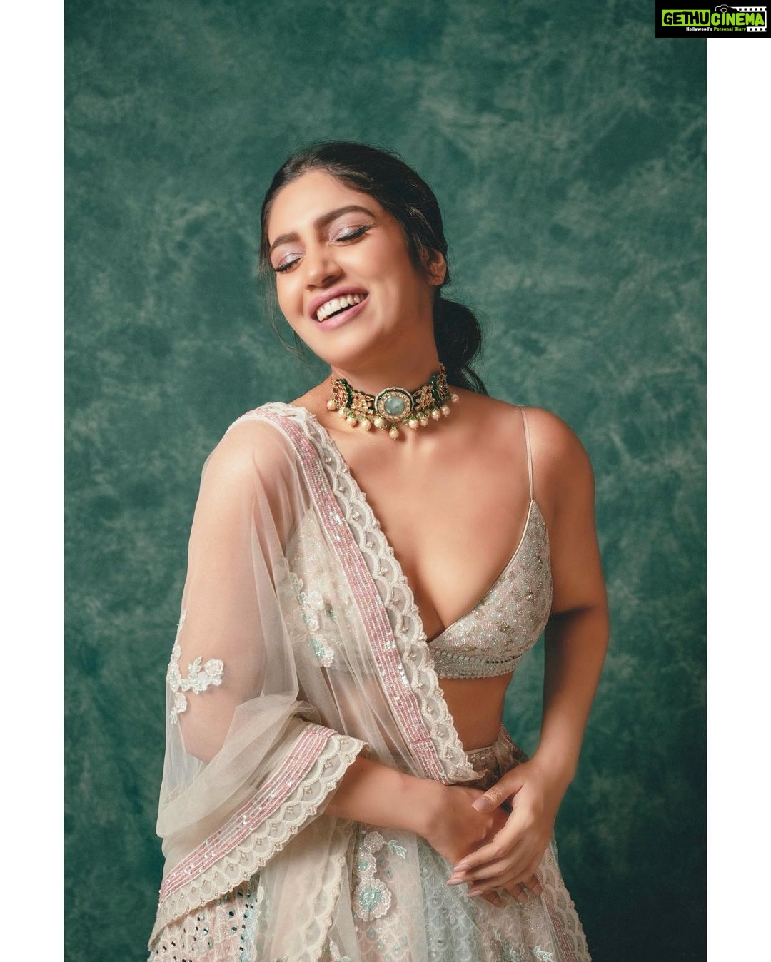 Bhumi Pednekar Instagram - 💥 #HappyDiwali . . . . Wearing @sawangandhiofficial Jewellery @karishma.joolry Styled by @pranita.abhi Hair @the.mad.hair.scientist Makeup me :) Clicked by @haranish.hrf @melomaniacc