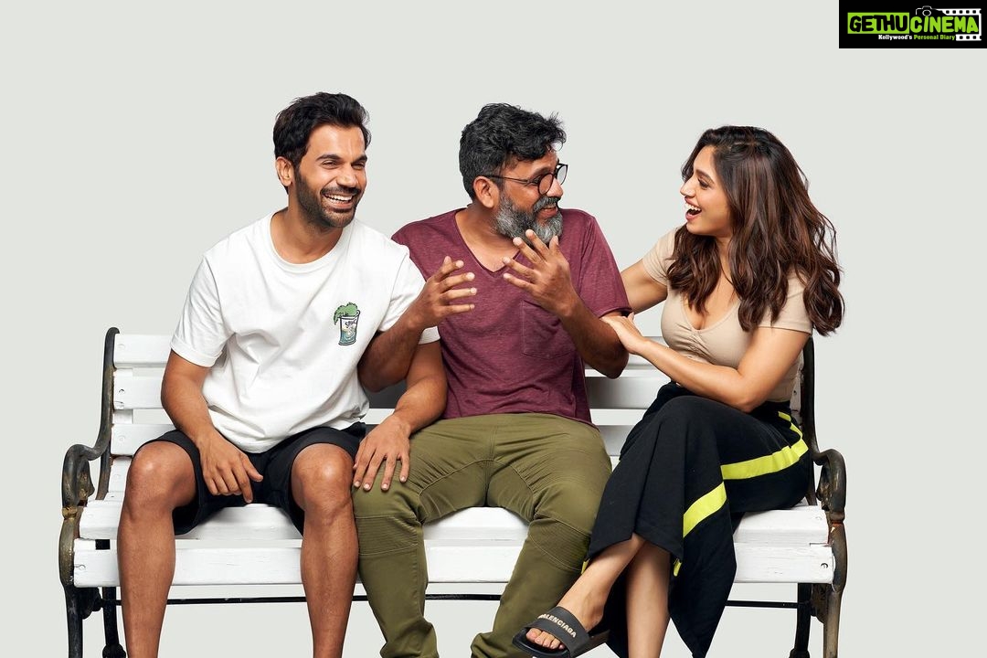 Bhumi Pednekar Instagram - Theatre ready... Aap ready... Toh hum bhi ready... Republic Day weekend 2022 ko aa rahe hain hum aapse milne in cinemas to celebrate… So save the date!! And congratulations nahi #BadhaaiDo 👫🏻 @rajkummar_rao @jungleepictures #HarshavardhanKulkarni #AkshatGhildial @sumadhikary