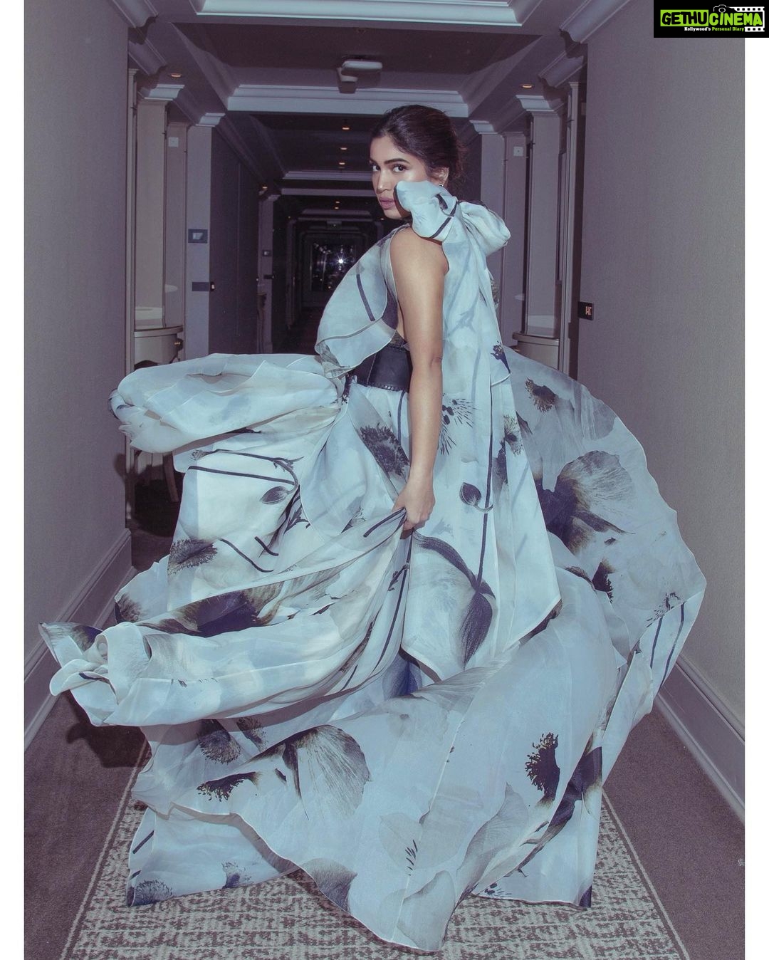 Bhumi Pednekar Instagram - Am floating ☁️ . . . Wearing @gauriandnainika Jewellery @mahesh_notandass Shoes @louboutinworld Styled by @pranita.abhi Makeup @sonicsmakeup Hair @the.mad.hair.scientist Clicked @haranish.hrf @snehaa9 @melomaniacc