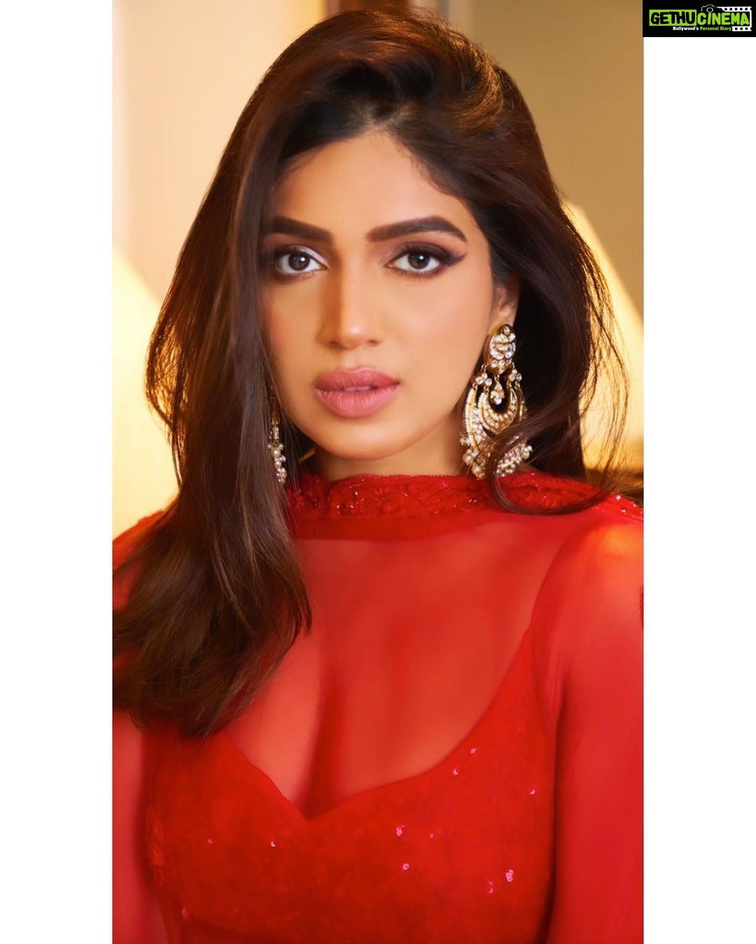 Bhumi Pednekar Instagram - Teekhi 🌶 . . . Hair & Makeup by me :) Styled by @pranita.abhi Custom lehenga @manishii_official earrings @curiocottagejewelry bangles @azotiique Clicked by @kunaalbose #ReshGoesSanky