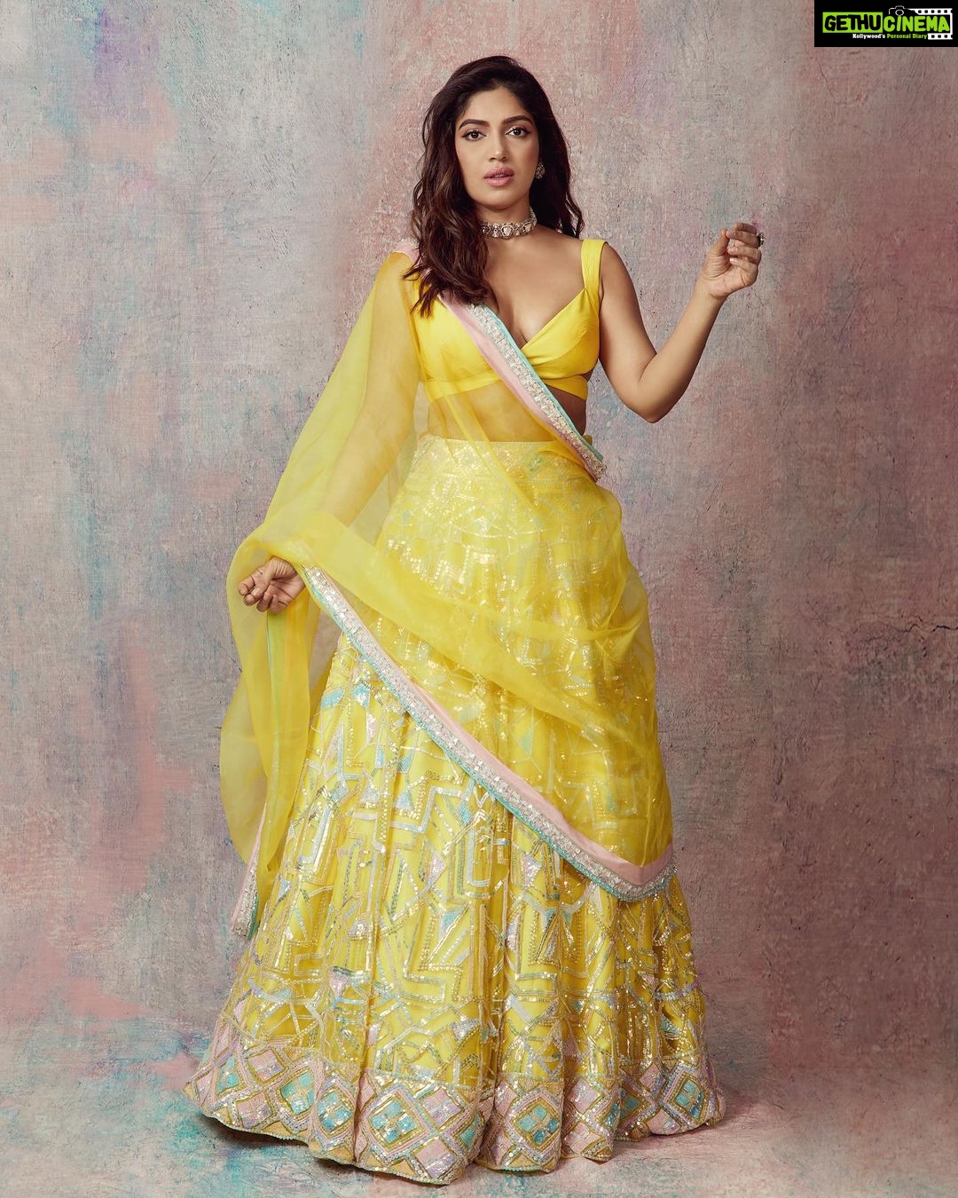 Bhumi Pednekar Instagram - Takda Hi Jawan, Kinna Tenu Chava, Nazran tere ton na hatawan main! . . #Love #instafam #shaadi #wednesday #Anushgotsealed #friendswedding