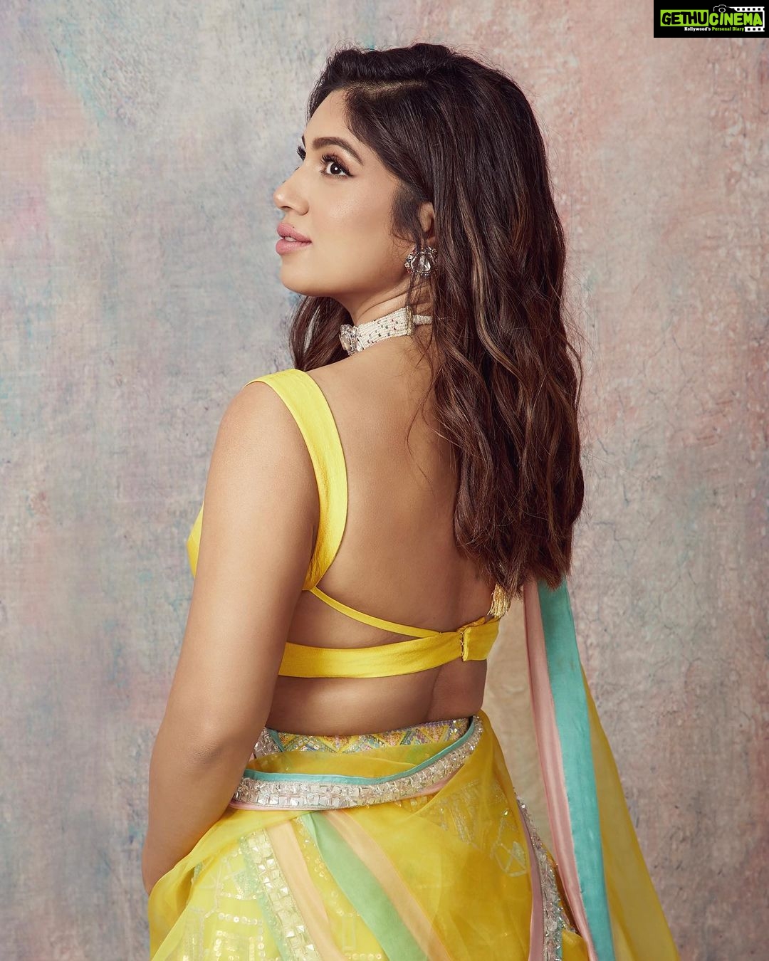 Bhumi Pednekar Instagram - Takda Hi Jawan, Kinna Tenu Chava, Nazran tere ton na hatawan main! . . #Love #instafam #shaadi #wednesday #Anushgotsealed #friendswedding