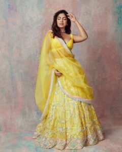 Bhumi Pednekar Instagram - Takda Hi Jawan, Kinna Tenu Chava, Nazran tere ton na hatawan main! . . #Love #instafam #shaadi #wednesday #Anushgotsealed #friendswedding