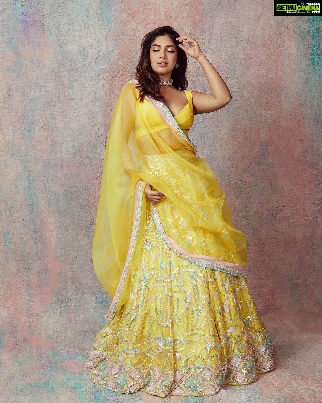 Bhumi Pednekar Instagram - Takda Hi Jawan, Kinna Tenu Chava, Nazran tere ton na hatawan main! . . #Love #instafam #shaadi #wednesday #Anushgotsealed #friendswedding