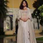 Bhumi Pednekar Instagram - ब्यूटी⚡️ In @taruntahiliani . . . Styled by @pranita.abhi Jewellery @curiocottagejewelry @azotiique Hair & Makeup me :) Clicked by @miteshsphotography @melomaniacc