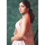 Bhumi Pednekar Instagram - 💥 #HappyDiwali . . . . Wearing @sawangandhiofficial Jewellery @karishma.joolry Styled by @pranita.abhi Hair @the.mad.hair.scientist Makeup me :) Clicked by @haranish.hrf @melomaniacc