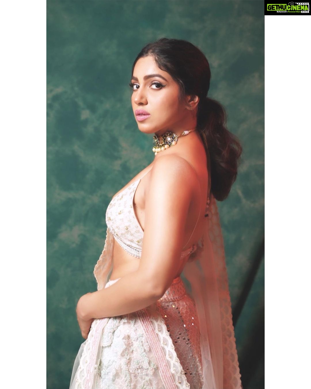 Bhumi Pednekar Instagram - 💥 #HappyDiwali . . . . Wearing @sawangandhiofficial Jewellery @karishma.joolry Styled by @pranita.abhi Hair @the.mad.hair.scientist Makeup me :) Clicked by @haranish.hrf @melomaniacc