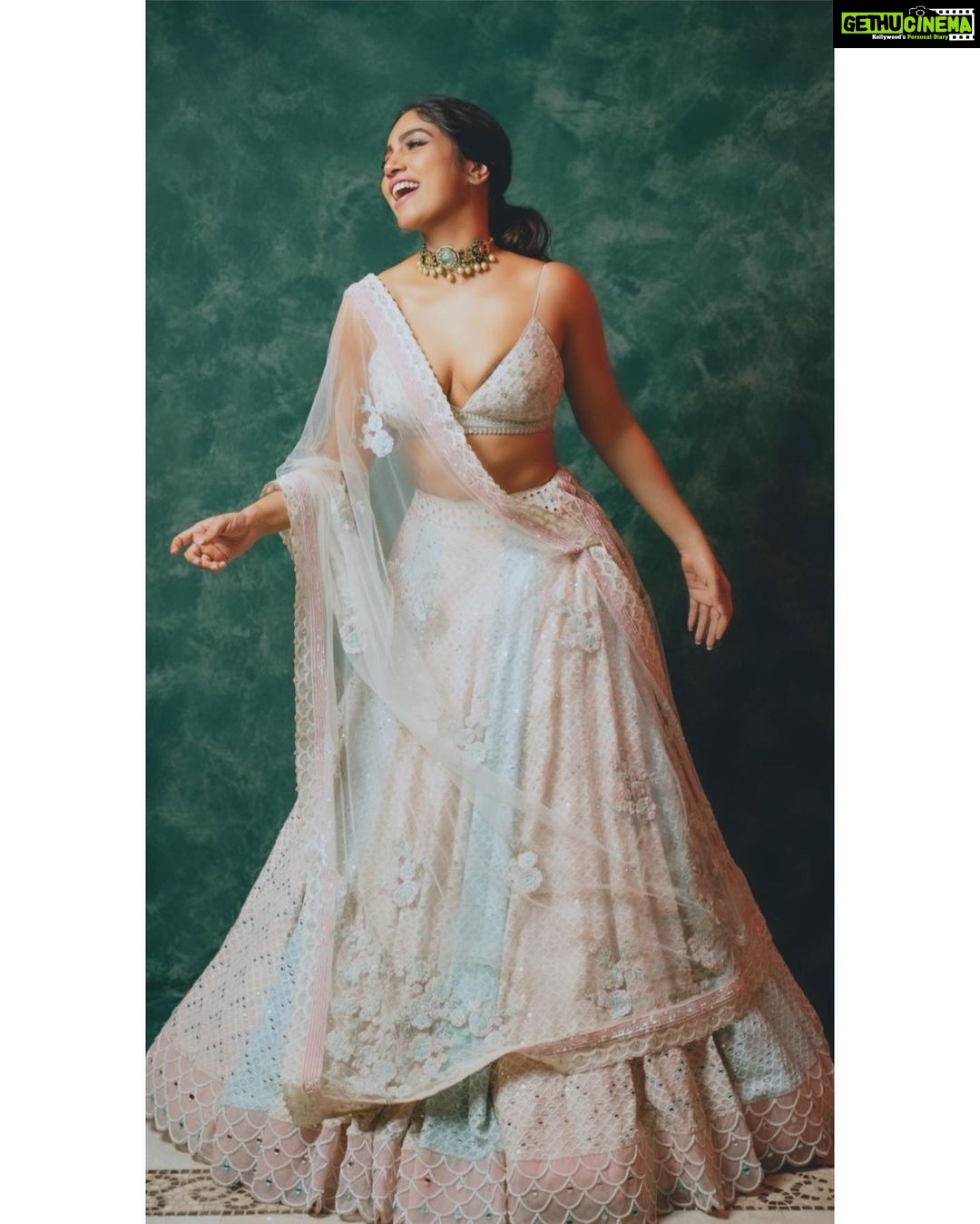 Bhumi Pednekar Instagram - 💥 #HappyDiwali . . . . Wearing @sawangandhiofficial Jewellery @karishma.joolry Styled by @pranita.abhi Hair @the.mad.hair.scientist Makeup me :) Clicked by @haranish.hrf @melomaniacc