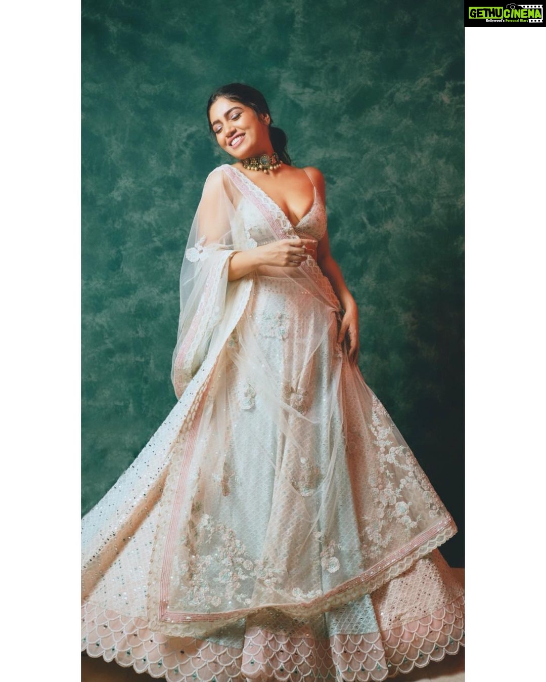 Bhumi Pednekar Instagram - 💥 #HappyDiwali . . . . Wearing @sawangandhiofficial Jewellery @karishma.joolry Styled by @pranita.abhi Hair @the.mad.hair.scientist Makeup me :) Clicked by @haranish.hrf @melomaniacc