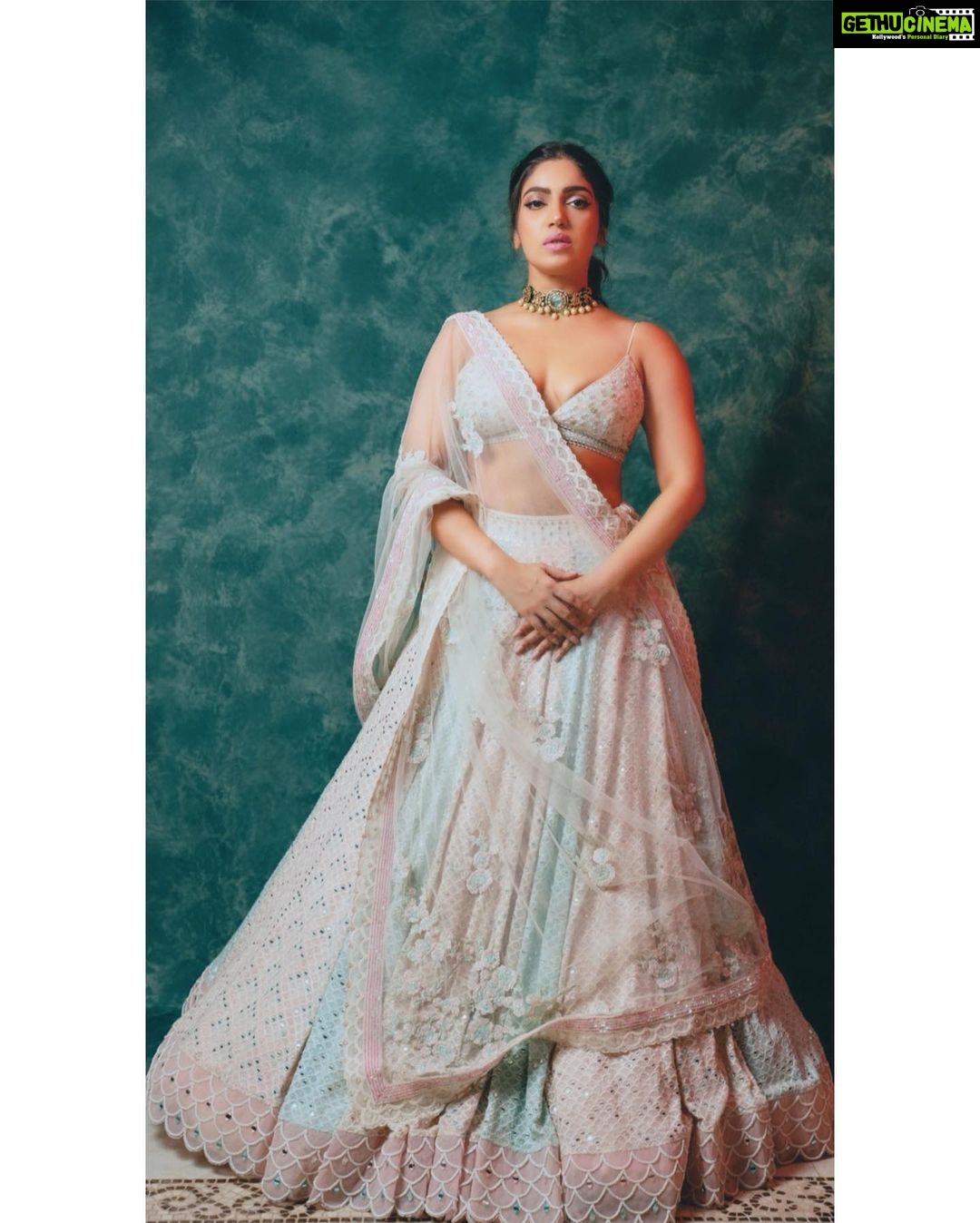 Bhumi Pednekar Instagram - 💥 #HappyDiwali . . . . Wearing @sawangandhiofficial Jewellery @karishma.joolry Styled by @pranita.abhi Hair @the.mad.hair.scientist Makeup me :) Clicked by @haranish.hrf @melomaniacc