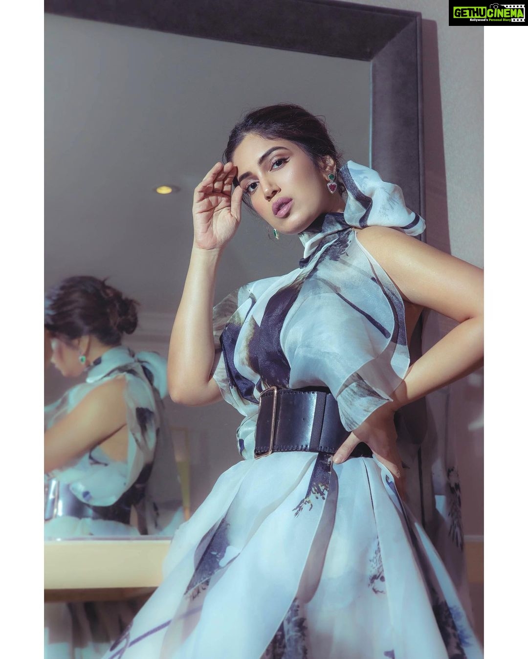 Bhumi Pednekar Instagram - Am floating ☁️ . . . Wearing @gauriandnainika Jewellery @mahesh_notandass Shoes @louboutinworld Styled by @pranita.abhi Makeup @sonicsmakeup Hair @the.mad.hair.scientist Clicked @haranish.hrf @snehaa9 @melomaniacc