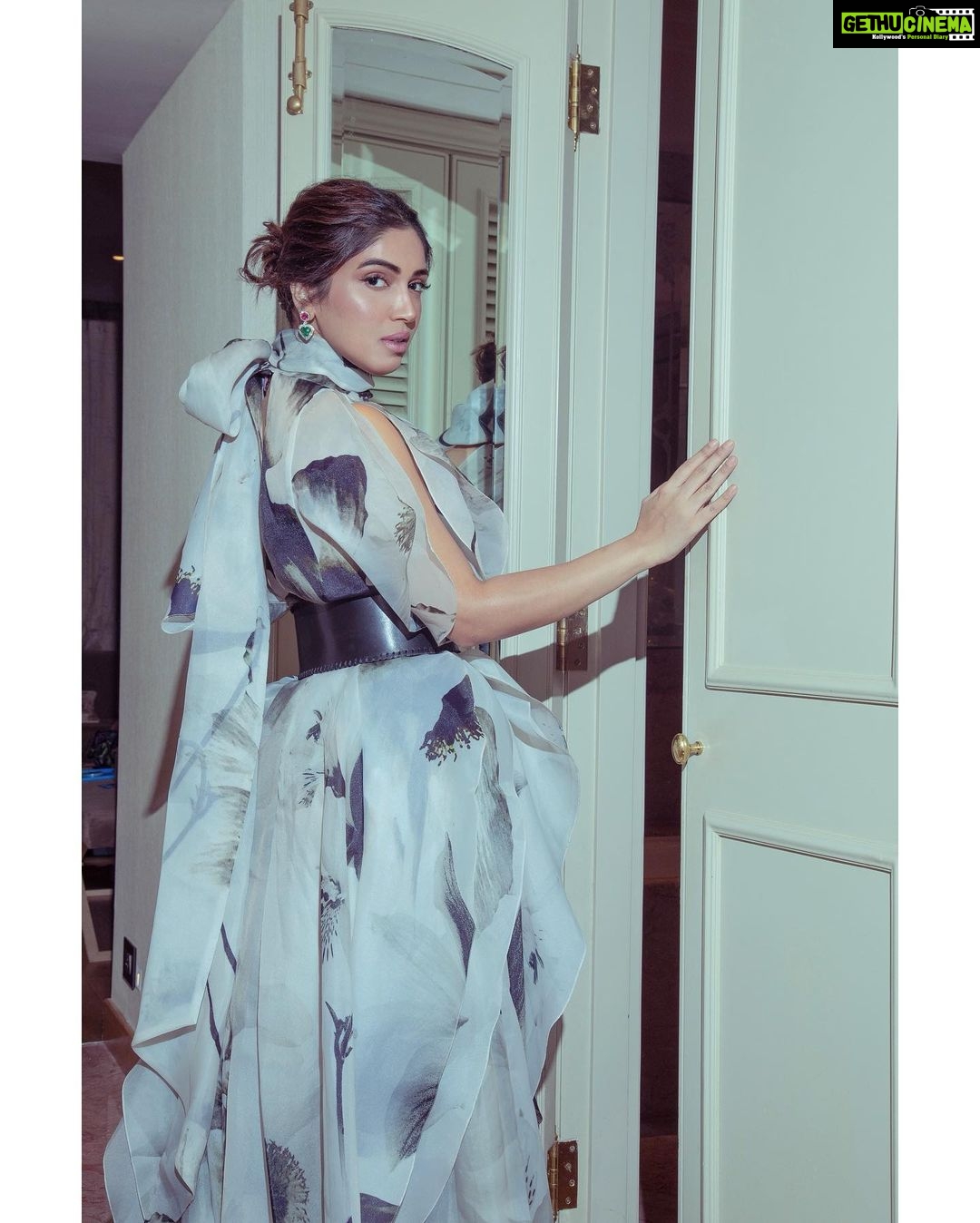 Bhumi Pednekar Instagram - Am floating ☁️ . . . Wearing @gauriandnainika Jewellery @mahesh_notandass Shoes @louboutinworld Styled by @pranita.abhi Makeup @sonicsmakeup Hair @the.mad.hair.scientist Clicked @haranish.hrf @snehaa9 @melomaniacc