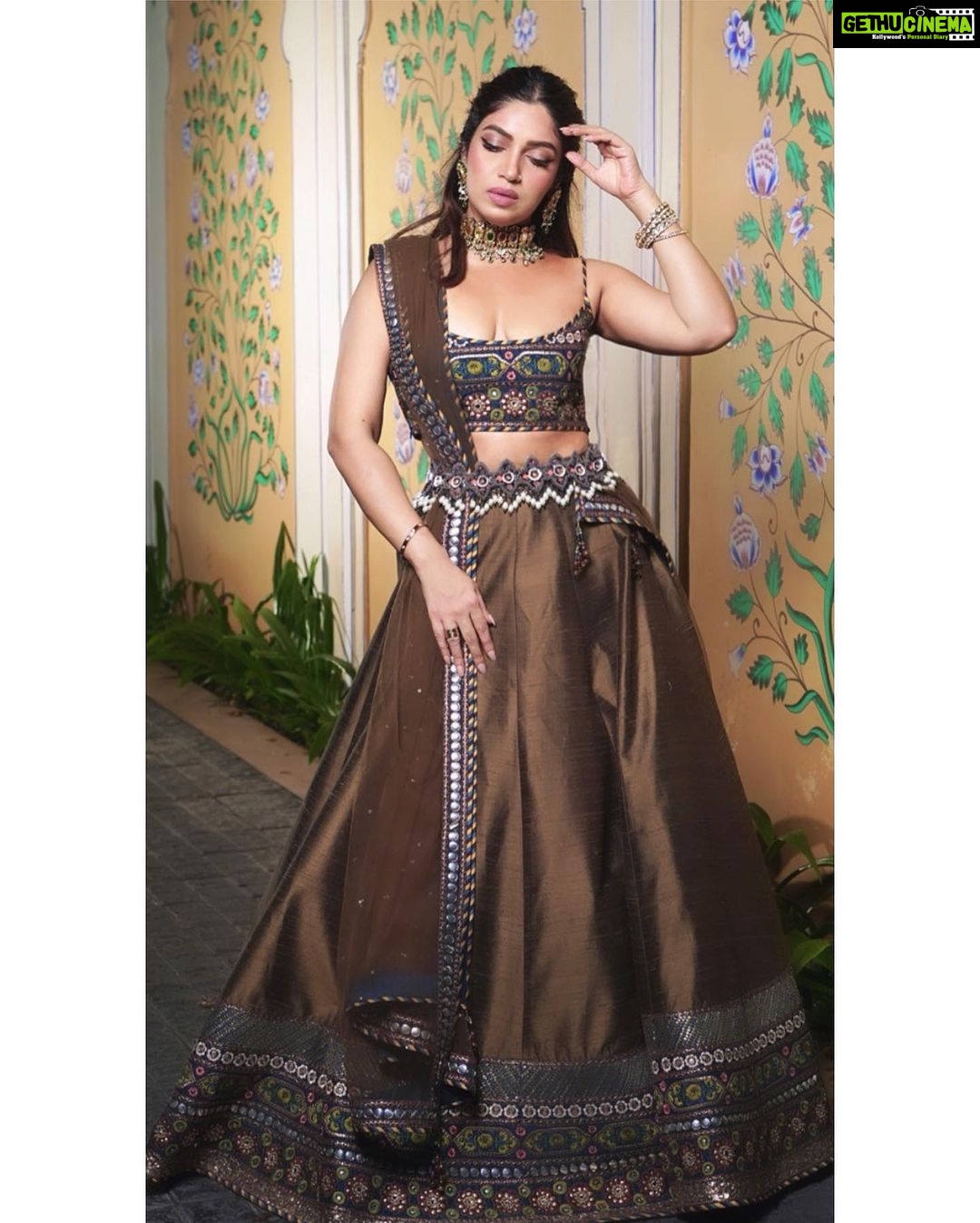 Bhumi Pednekar Instagram - I love wearing lehengas and dancing to Bollywood songs #DesiGirl . . . Wearing @jjvalaya HMU by me :) Jewellery @azotiique @curiocottagejewelry Styled @pranita.abhi Clicked by @miteshsphotography Post @melomaniacc