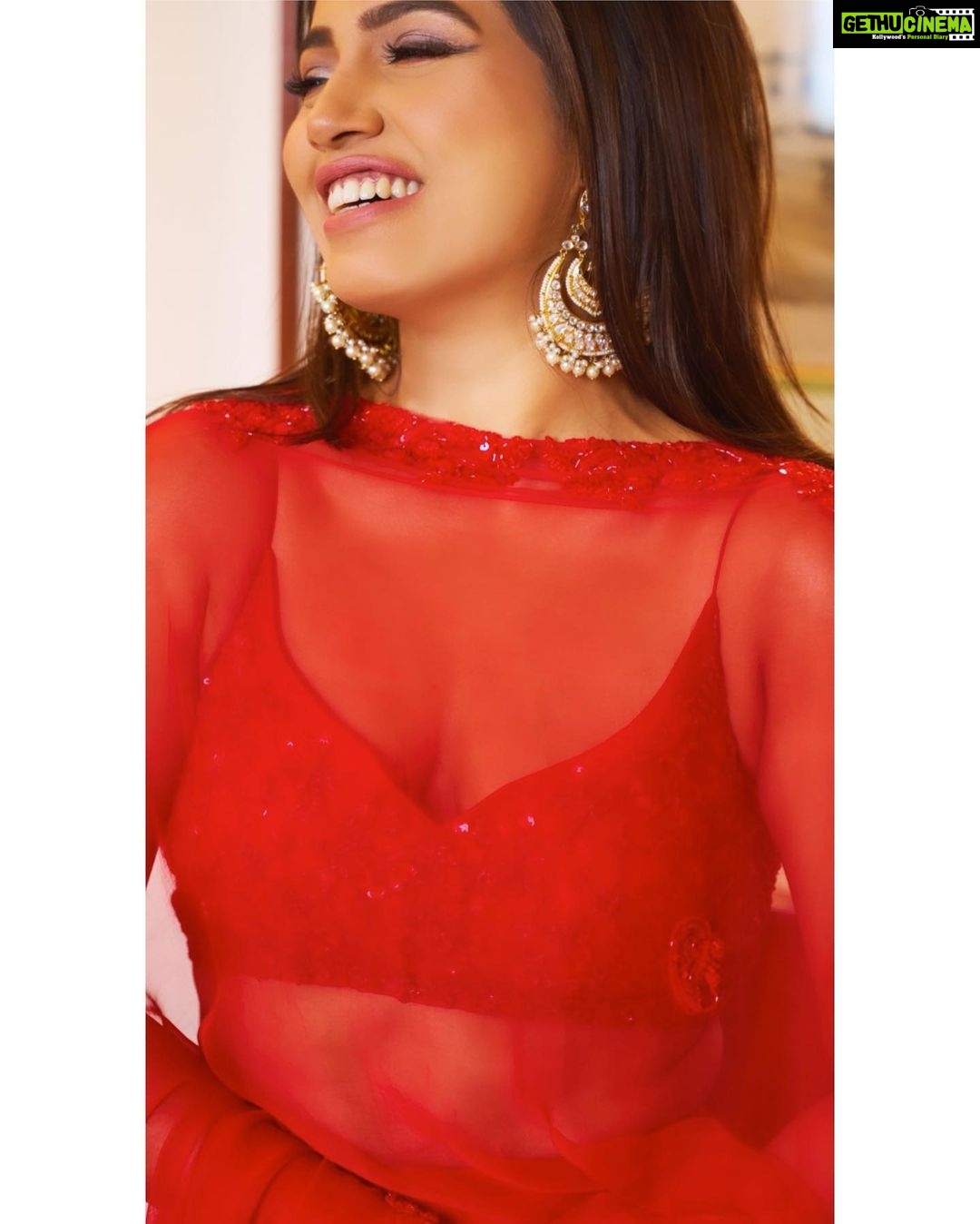 Bhumi Pednekar Instagram - Teekhi 🌶 . . . Hair & Makeup by me :) Styled by @pranita.abhi Custom lehenga @manishii_official earrings @curiocottagejewelry bangles @azotiique Clicked by @kunaalbose #ReshGoesSanky