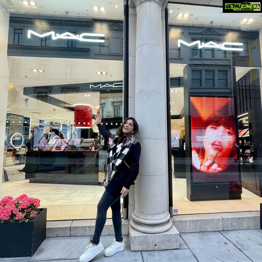 Bhumi Pednekar Instagram - IYKYK 💋 . . . #hello #fam #love #bbeauty #london #maclovesbhumi