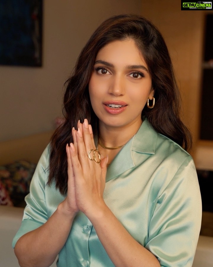 Bhumi Pednekar Instagram - When you see a dream and work passionately to live it up, it starts to define you. It makes you, YOU! And it deserves to be celebrated with gold. Bringing you my special moment, my story, which makes Bhumi, Bhumi. Hope it inspires you to keep working towards your #Dreams every day. Share your story with me and tag #YouAreGold @mygoldguide in the comments. @gjepcindia #YouAreGold #Gold #GoldJewellery #LoveGold