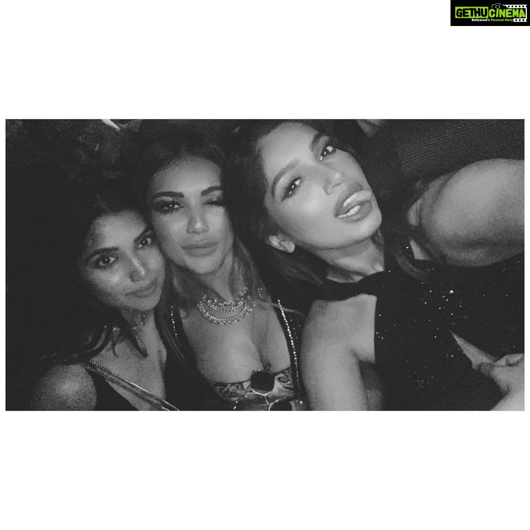 Bhumi Pednekar Instagram - I have already found my lobster in them π§Ώπ§ββοΈπ¦ @samikshapednekar @shermeenk620 #sisters #sistersandsuitcases #gratitude
