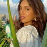 Bhumi Pednekar Instagram - Recently I had shared about my natural hair mask routine, but no hair care is complete without the best natural shampoo and conditioner from @herbalessencesindia . Herbal Essences has real natural ingredients certified by Royal Botanic Gardens, KEW in London. Exciting news is they just launched their NEW Sulphate Free range, made of real aloe which gives amazingly soft smooth hair. Check that bounce! And it's Cruelty Free & PETA certified. Why wait? Grab yours now at a special discount of upto 25% off @mynykaa and @amazondotin #herbalessencesindia #herbalessences #realnaturalhaircare #paidpartenership