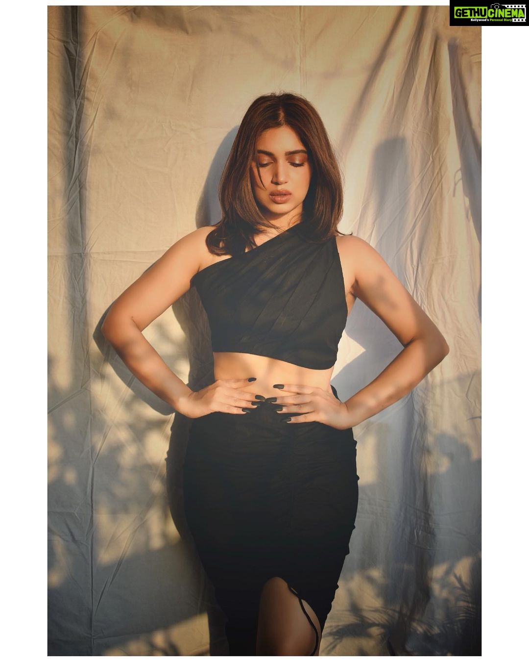 Bhumi Pednekar Instagram - Flintstones was my favourite 🖤 . . . Wearing my girl @label_bella_d . . . #thursday #love #sunkissed