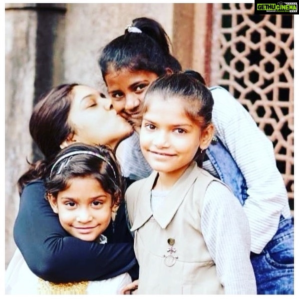 Bhumi Pednekar Instagram - Celebrate her everyday :) Happy #NationalGirlChildDay A girl child is a blessing. She is strong, beautiful & nurturing. She is meant to shine. Let’s be the wind beneath her wings. Let’s Educate, Create Opportunities & Empower her. Let’s make a world full of Equality and no Discrimination. Find ways of reaching out to individuals or organisations that help support our children. It’s our turn to do our bit. Thank you @abhyudayaashram @homeofhopeinc for making me a part of your world and bringing such joy & happiness into my life ❤️