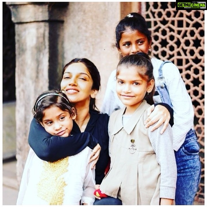 Bhumi Pednekar Instagram - Celebrate her everyday :) Happy #NationalGirlChildDay A girl child is a blessing. She is strong, beautiful & nurturing. She is meant to shine. Let’s be the wind beneath her wings. Let’s Educate, Create Opportunities & Empower her. Let’s make a world full of Equality and no Discrimination. Find ways of reaching out to individuals or organisations that help support our children. It’s our turn to do our bit. Thank you @abhyudayaashram @homeofhopeinc for making me a part of your world and bringing such joy & happiness into my life ❤️