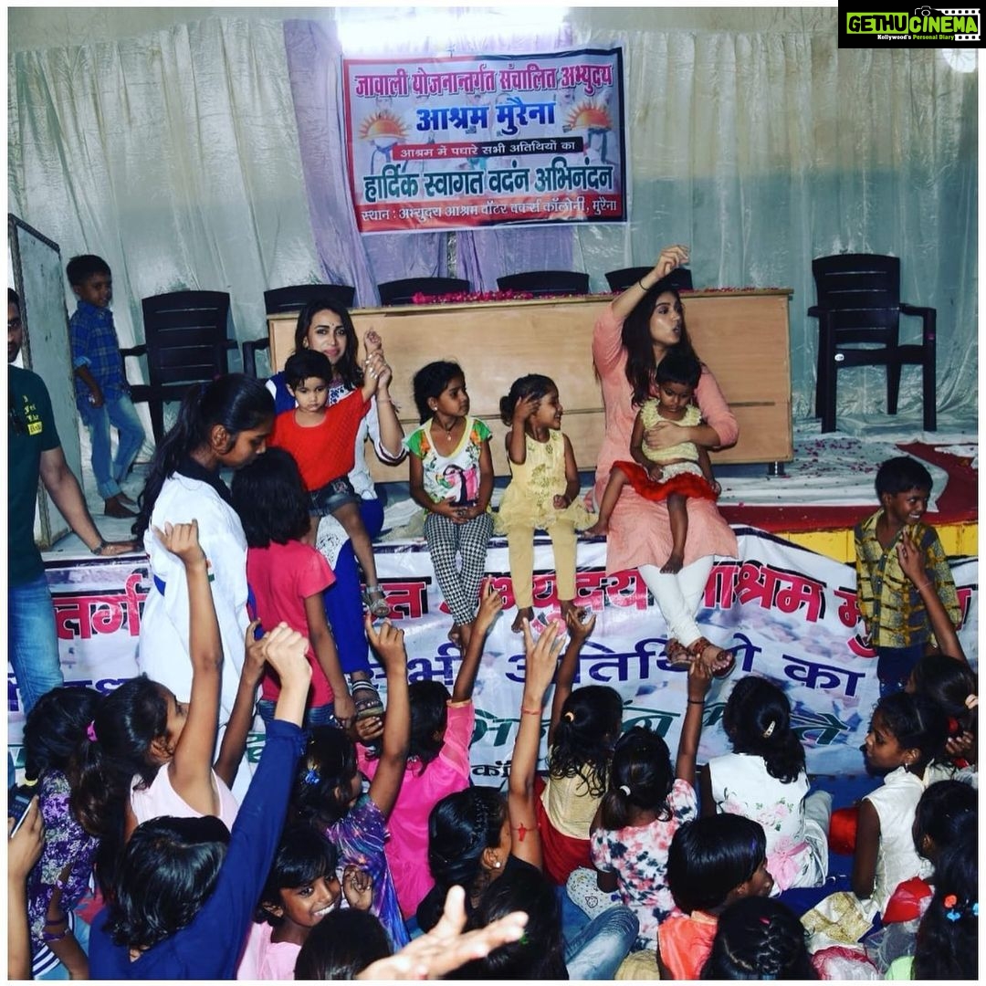 Bhumi Pednekar Instagram - Celebrate her everyday :) Happy #NationalGirlChildDay A girl child is a blessing. She is strong, beautiful & nurturing. She is meant to shine. Let’s be the wind beneath her wings. Let’s Educate, Create Opportunities & Empower her. Let’s make a world full of Equality and no Discrimination. Find ways of reaching out to individuals or organisations that help support our children. It’s our turn to do our bit. Thank you @abhyudayaashram @homeofhopeinc for making me a part of your world and bringing such joy & happiness into my life ❤️