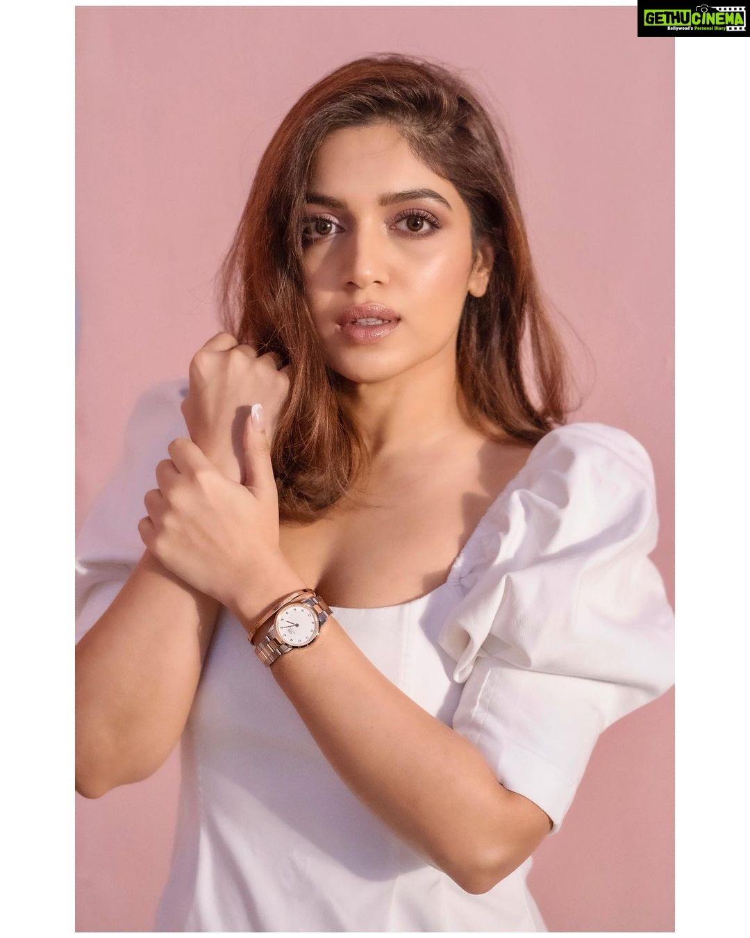 Bhumi Pednekar Instagram - I strongly believe every gift is a story and planning the right gift for your special one is always a sweet memory. ❤️ My perfect present to give this year would be a beautiful watch by @danielwellington. And guess what? With the Christmas offer, you can now shop for 2 or more products and get a 25% off. Combine this with my code BHUMI to save an additional 15% over and above. Happy Gifting! #DWforeveryone #danielwellington
