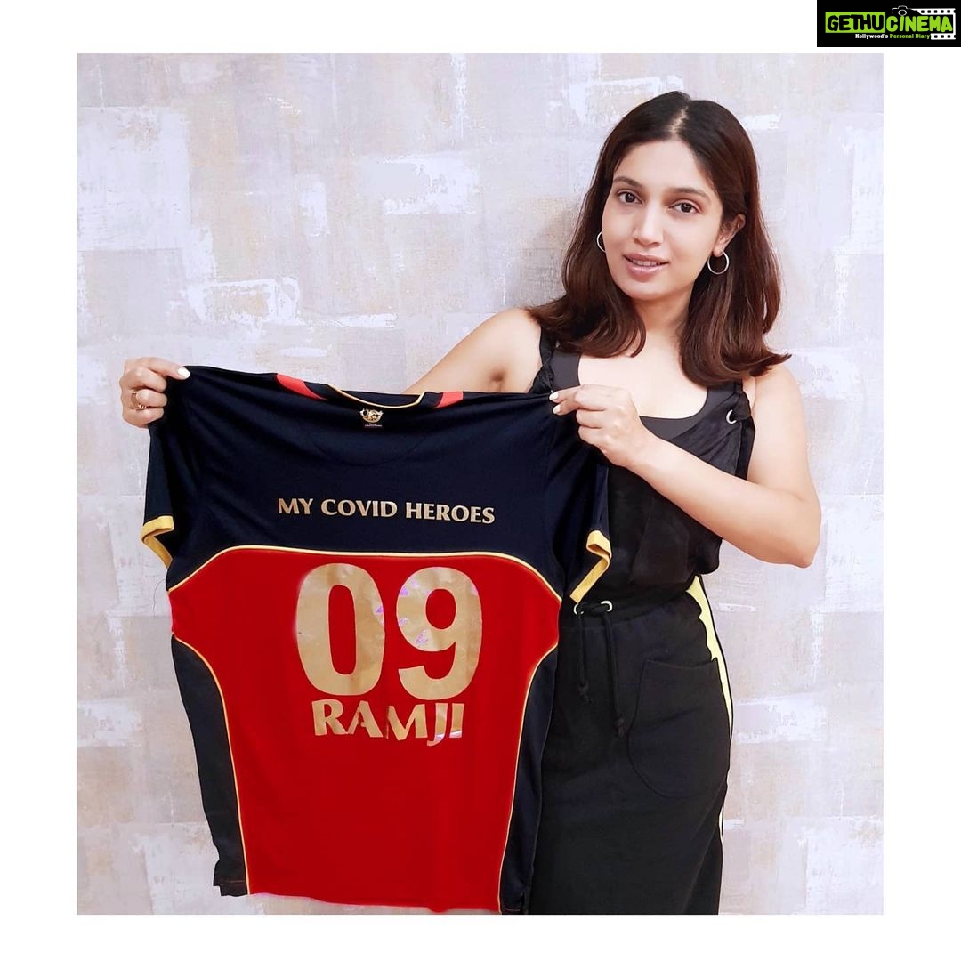 Bhumi Pednekar Instagram - I want to #RaiseAToast to Ramji, my Real Challenger! The last 6 months have been one roller coaster ride and Ramji has been an anchor of support to all of us at home. He has become a part of our family now and his selflessness and dedication to his work has been something we will forever be grateful for. We don’t often thank our staff at home for their constant support who truly are our Real Heroes. Royal Challenge Sports Drink in association with Royal Challengers Bangalore is paying tribute to many such Real Challengers who inspire us everyday with their Challenger Spirit. A big shout out to our Covid heroes! #WeAreChallengers #RealChallengers #MyCovidHeroes @rcchallengeaccepted @royalchallengersbangalore