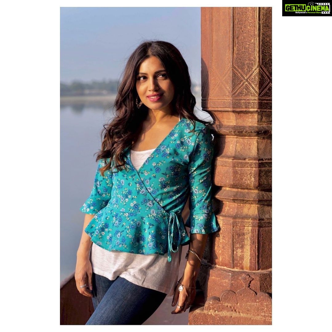 Bhumi Pednekar Instagram - Kitty,thinking about her 1st cheque from Red Rose Romance App & how she will spend it 😌 . . . #dollykitty