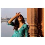 Bhumi Pednekar Instagram - Kitty,thinking about her 1st cheque from Red Rose Romance App & how she will spend it 😌 . . . #dollykitty