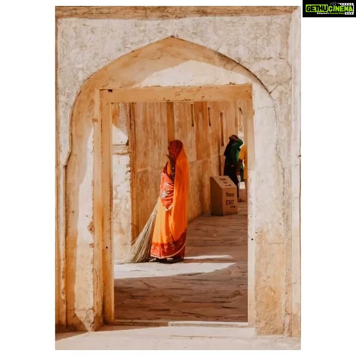 Bhumi Pednekar Instagram - Let it grow, let it breathe! Imagine a clean and green world where we all live together as one big happy family!! It’s important to protect what nature gives us! It’s time we make the switch to just about becoming environmentally conscious by changing our daily habits. P.S. ( Do this and it will make you happy and your surroundings even happier ) #WorldNatureConservationDay Creative Inspiration : @saim.gh