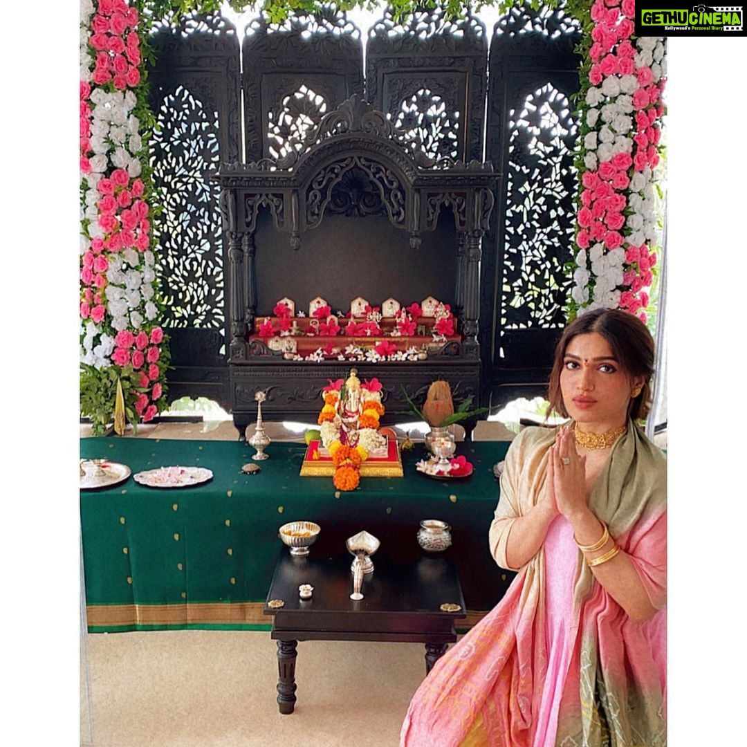 Bhumi Pednekar Instagram - जय देव, जय देव, जय मंगल मूर्ति दर्शनमात्रे मन कामना पूर्ति जय देव, जय देव Ganapati Bappa Morya 🙏✨ #ganeshchaturthi #modak