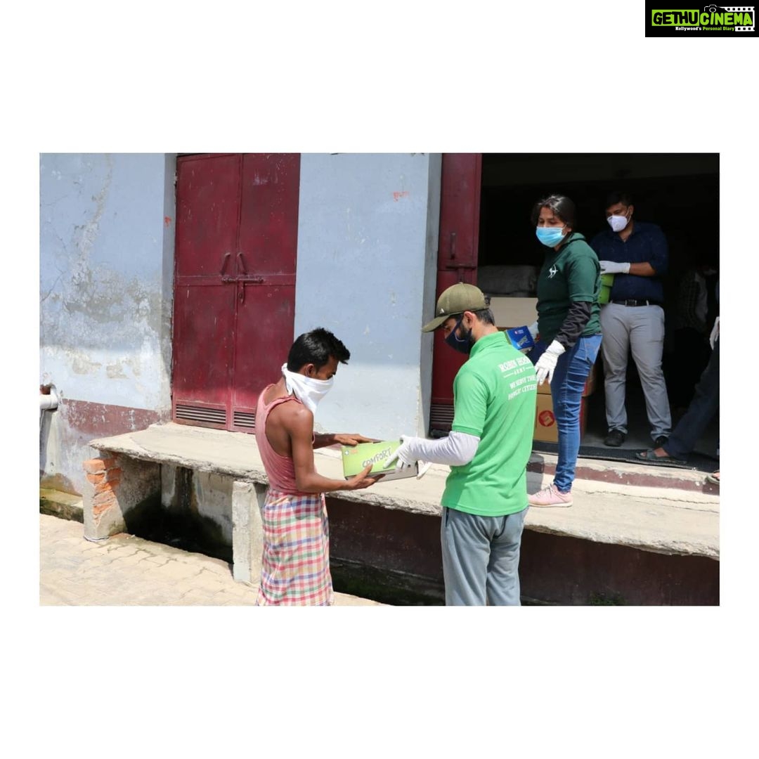 Bhumi Pednekar Instagram - @lakhanifootwear and I teamed up with @rha_india, a volunteer based, zero-funds organization spread across 12 countries in 180 cities, to distribute footwear among men and women across age-groups with the intent to provide them with a basic necessity which they do not have. Together, we helped distribute over a 1000 pairs in and around Ghaziabad in Murad Nagar, Govindpuram and Vijay Nagar. During these tough times, we as people should come together to extend a hand, help who we can and showcase empathy. Thank you Lakhani for your support. 🙏🏻❤️