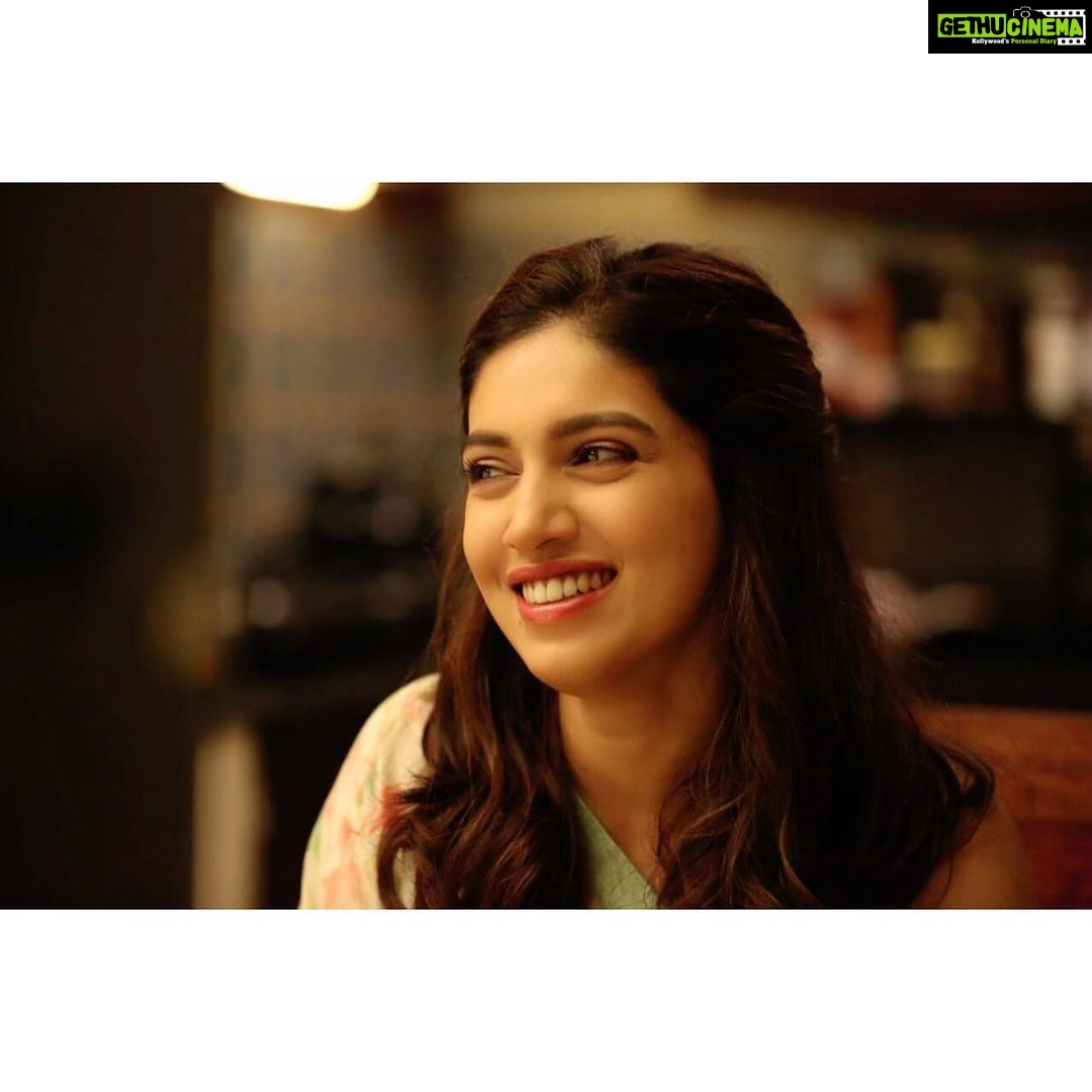 Bhumi Pednekar Instagram - The many moods of #VedikaTripathi , today at 12 pm on @sonymaxmovies ♥️ #PatiPatniAurWoh