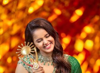 Chaitra Reddy Instagram - It’s ‘BEST HEROINE’ for kayal ☀️ The love which u guys gave me is immense ❤️ Thank you @suntv And to my entire cast and crew of KAYAL team ❤️ Just thank you is not enough to show my gratitude towards this ❤️ Grateful for everything that’s happening around me ❤️ Styled by: @nikhitaniranjan 📸 : @dhanush_photography Outfit: @issadesignerstudio Jewellery: @aaranyarentaljewellery Makeup and hair : @vijiknr